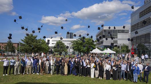 Die Veranstaltung findet am Freitag, den 03.07.2026, um 16:00 Uhr, auf dem Campus der Hochschule Düsseldorf statt. Eingeladen sind Angehörige, Familien und Freunde sowie Mitarbeiter*innen und Alumni, um diesen bedeutenden Anlass gemeinsam zu feiern.